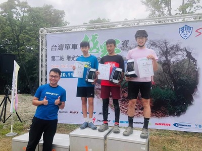 恭喜 905黃勳宥、鄭元凱兩位越野小將，與隊友勇奪台灣越野單車 M1組團體接力賽第一名 ！